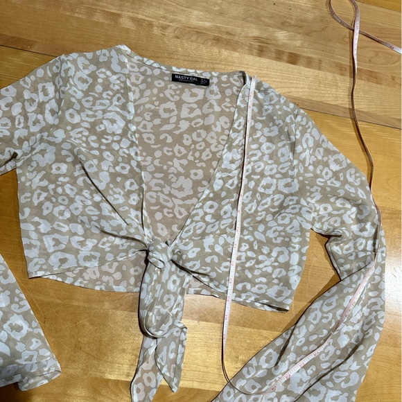 Nasty Gal Beige/Cream/White Tie Front Sheer Crop Blouse Size 4 - Picture 6 of 9